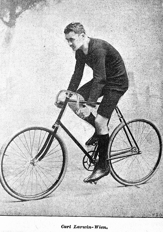 自行车手Curt Larwin，维也纳，在他的自行车旁